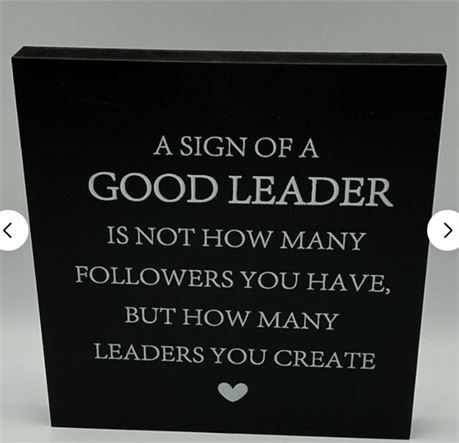 2 pcs A sign Of Good Leader Quote Plaque MB24855